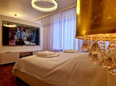 Telewizja i/lub zestaw kina domowego w obiekcie Luxury Princessa Apartment & garage & cable tv channels