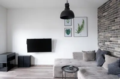 Telewizja i/lub zestaw kina domowego w obiekcie Wola Modern Apartment by BookingHost