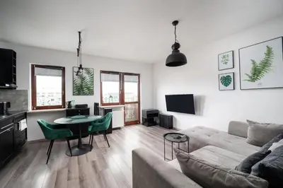 Telewizja i/lub zestaw kina domowego w obiekcie Wola Modern Apartment by BookingHost