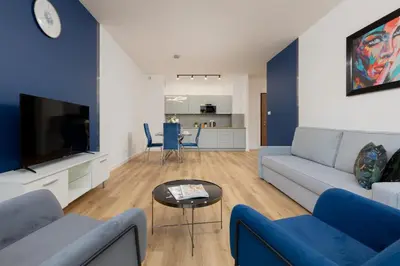 Telewizja i/lub zestaw kina domowego w obiekcie Apartment Avenue Solidarnosci on Wola by Noclegi Renters