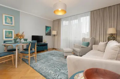 Telewizja i/lub zestaw kina domowego w obiekcie Cozy Two-Bedroom Apartment Mokotow by Noclegi Renters