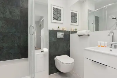 Łazienka w obiekcie Cozy Two-Bedroom Apartment Mokotow by Noclegi Renters