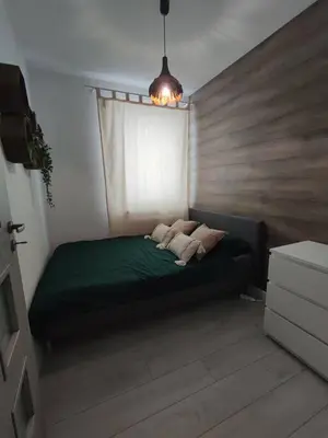 Łóżko lub łóżka w pokoju w obiekcie Przytulne mieszkanie przy Kanale Żerańskim