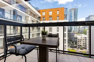 Balkon lub taras w obiekcie Warsaw City Center Apartment Grzybowska 85 with Parking by Noclegi Renters