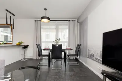 Telewizja i/lub zestaw kina domowego w obiekcie Warsaw City Center Apartment Grzybowska 85 with Parking by Noclegi Renters