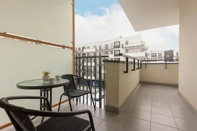 Balkon lub taras w obiekcie Łopuszańska Apartment with Balcony in Warsaw by Noclegi Renters