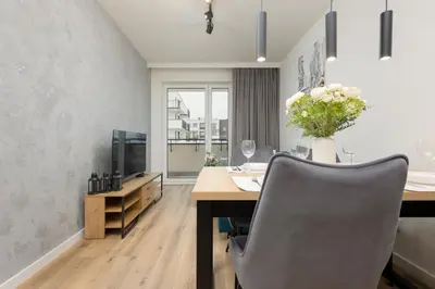 Telewizja i/lub zestaw kina domowego w obiekcie Łopuszańska Apartment with Balcony in Warsaw by Noclegi Renters