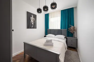 Łóżko lub łóżka w pokoju w obiekcie Sage Green Luxury Apartment by BookingHost