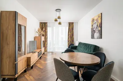 Telewizja i/lub zestaw kina domowego w obiekcie Sage Green Luxury Apartment by BookingHost