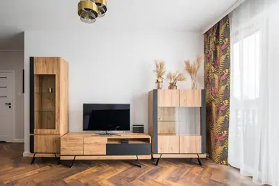 Telewizja i/lub zestaw kina domowego w obiekcie Sage Green Luxury Apartment by BookingHost