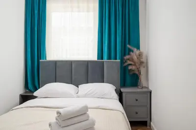 Łóżko lub łóżka w pokoju w obiekcie Sage Green Luxury Apartment by BookingHost