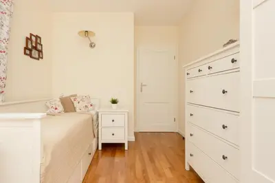 Łóżko lub łóżka w pokoju w obiekcie Warsaw City Center Żurawia by Noclegi Renters