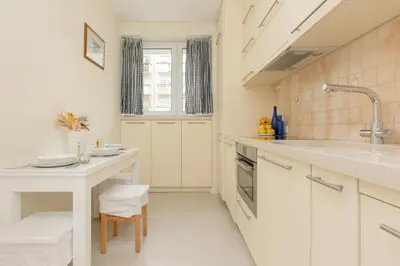 Kuchnia lub aneks kuchenny w obiekcie Warsaw City Center Żurawia by Noclegi Renters