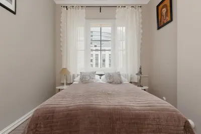 Łóżko lub łóżka w pokoju w obiekcie Metro Rondo ONZ Apartment by Noclegi Renters