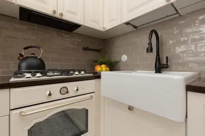 Kuchnia lub aneks kuchenny w obiekcie Metro Rondo ONZ Apartment by Noclegi Renters