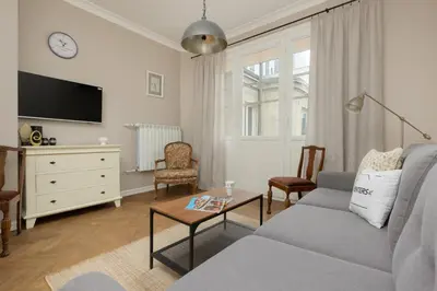 Telewizja i/lub zestaw kina domowego w obiekcie Metro Rondo ONZ Apartment by Noclegi Renters