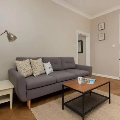 Metro Rondo ONZ Apartment by Noclegi Renters