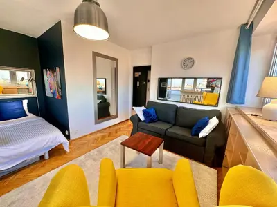 Łóżko lub łóżka w pokoju w obiekcie BLUE 4 metro WiFi 1 Gbs TV'70 Netflix HBO Disney SkyShow