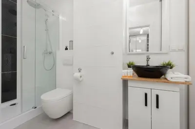 Łazienka w obiekcie Cozy Apartment with Parking Bakalarska by Noclegi Renters