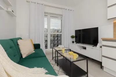 Telewizja i/lub zestaw kina domowego w obiekcie Cozy Apartment with Parking Bakalarska by Noclegi Renters