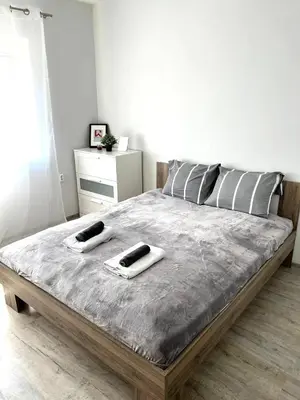 Łóżko lub łóżka w pokoju w obiekcie Apartment Solidarności, Metro, Wi-Fi, TV, YouTube - by HIK Apartments