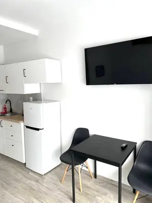 Kuchnia lub aneks kuchenny w obiekcie Apartment Solidarności, Metro, Wi-Fi, TV, YouTube - by HIK Apartments