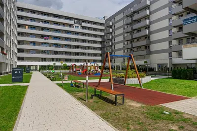 Plac zabaw dla dzieci w obiekcie Lotnisko Chopina Modern Apartment by BookingHost