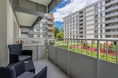 Balkon lub taras w obiekcie Lotnisko Chopina Modern Apartment by BookingHost
