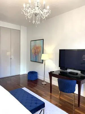 Telewizja i/lub zestaw kina domowego w obiekcie MONDRIAN Luxury Apartments Old Town