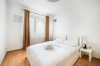 Łóżko lub łóżka w pokoju w obiekcie KEN 54 2-Bedroom Apartment by BookingHost