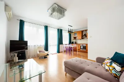 Telewizja i/lub zestaw kina domowego w obiekcie KEN 54 2-Bedroom Apartment by BookingHost