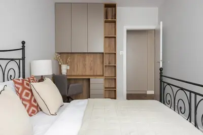 Łóżko lub łóżka w pokoju w obiekcie Metro Kabaty Elegant Apartment by BookingHost
