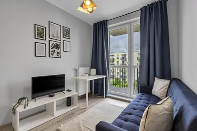 Telewizja i/lub zestaw kina domowego w obiekcie Włochy Klinkierowa Comfort Apartment by BookingHost
