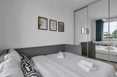 Łóżko lub łóżka w pokoju w obiekcie Włochy Klinkierowa Comfort Apartment by BookingHost