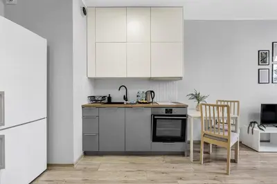 Kuchnia lub aneks kuchenny w obiekcie Włochy Klinkierowa Comfort Apartment by BookingHost