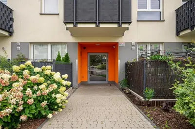 Ogród w obiekcie Włochy Klinkierowa Comfort Apartment by BookingHost