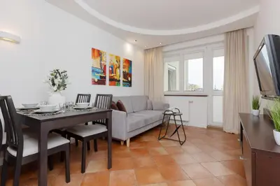 Telewizja i/lub zestaw kina domowego w obiekcie Cozy Apartment with Parking in Warsaw Ursus by Noclegi Renters