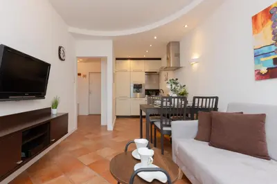 Kuchnia lub aneks kuchenny w obiekcie Cozy Apartment with Parking in Warsaw Ursus by Noclegi Renters