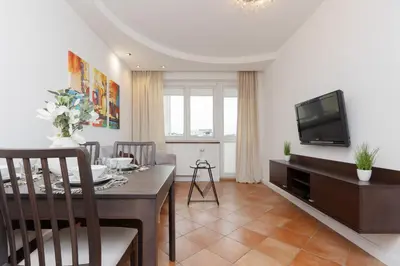 Telewizja i/lub zestaw kina domowego w obiekcie Cozy Apartment with Parking in Warsaw Ursus by Noclegi Renters