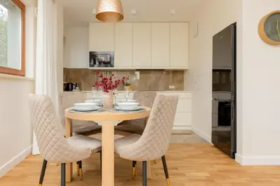 Kuchnia lub aneks kuchenny w obiekcie Deluxe Apartment Wronia 45 with AC, Parking & Balcony by Renters Prestige