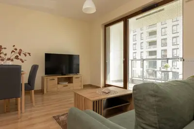 Telewizja i/lub zestaw kina domowego w obiekcie Cosy Apartment Białej Floty with Parking by Noclegi Renters