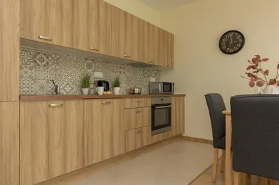 Kuchnia lub aneks kuchenny w obiekcie Cosy Apartment Białej Floty with Parking by Noclegi Renters