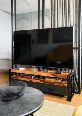 Telewizja i/lub zestaw kina domowego w obiekcie Central Panorama Apartment Chmielna 35 by BookingHost