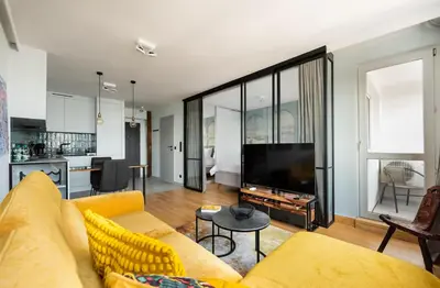 Telewizja i/lub zestaw kina domowego w obiekcie Central Panorama Apartment Chmielna 35 by BookingHost