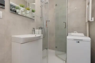 Łazienka w obiekcie Heart of Warsaw Apartment Zielna by Noclegi Renters