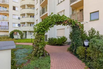Ogród w obiekcie Metro Wilanowska Apartment with Parking by Noclegi Renters