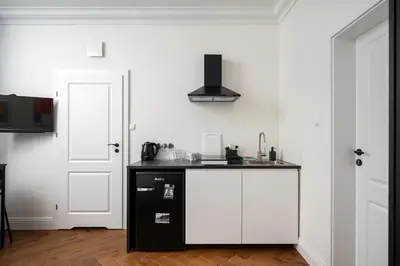 Kuchnia lub aneks kuchenny w obiekcie Metro Wileński Varsovia Studio #1 by BookingHost
