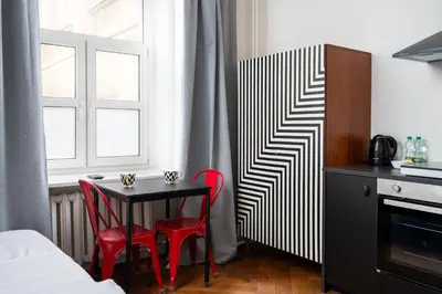Kuchnia lub aneks kuchenny w obiekcie Metro Wileński Varsovia Studio #3 by BookingHost