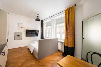 Telewizja i/lub zestaw kina domowego w obiekcie Metro Wileński Varsovia Studio #5 by BookingHost