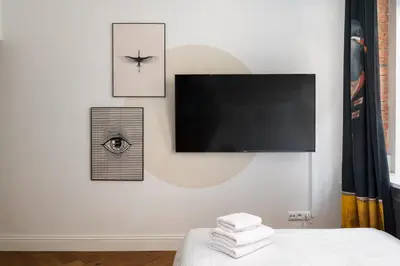 Telewizja i/lub zestaw kina domowego w obiekcie Metro Wileński Varsovia Studio #5 by BookingHost